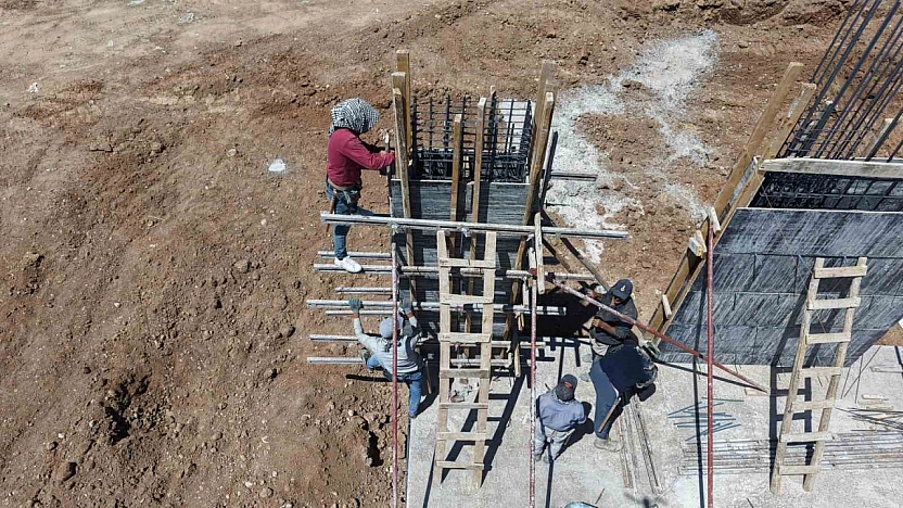 Elazığ'da İnşaat İşçileri Sıcaklığa Rağmen Mesaiyi Sürdürüyor