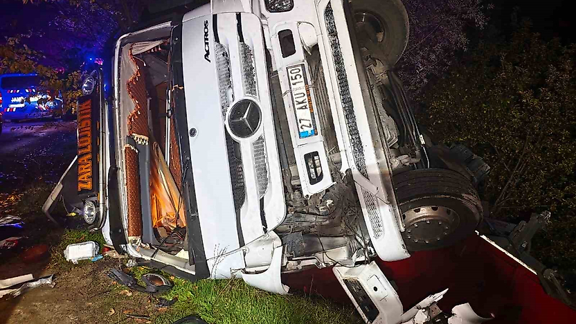 Elazığ'da Feci Kaza: Kamyonda Sıkışan Sürücü Kurtarıldı