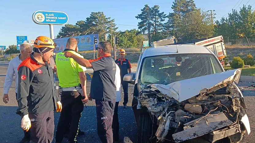 Kamyon ile Hafif Ticari Araç Çarpıştı, 1 Kişi Yaralandı