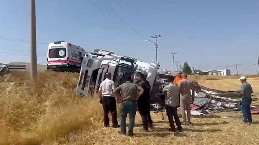 Elazığ'da Korkutan Kaza: Kamyon Yan Yattı