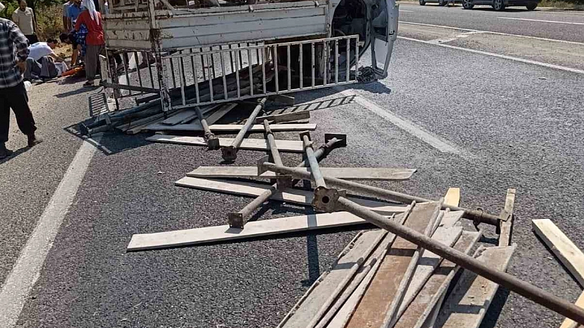 Elazığ'da Kamyonet Devrildi: 2 Kişi Yaralandı