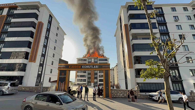 Elazığ'da Çatı Yangını Paniğe Neden Oldu
