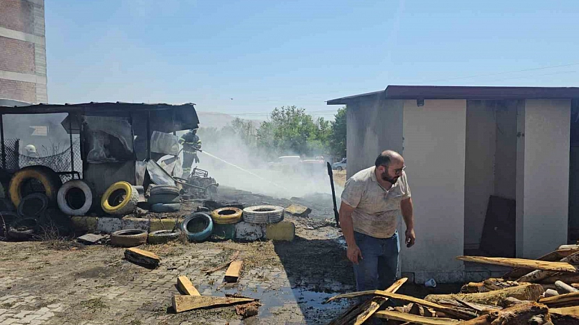 Elazığ'da İş Yerinde Yangın: 4 Kişi Dumandan Etkilendi