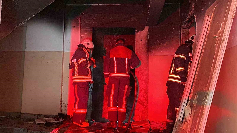 Elazığ'da Metruk Bina Alevlere Teslim Oldu