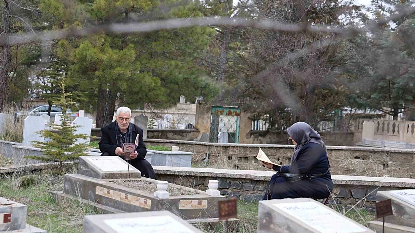 Elazığ'da Mezarlıklara Yoğun Ziyaret