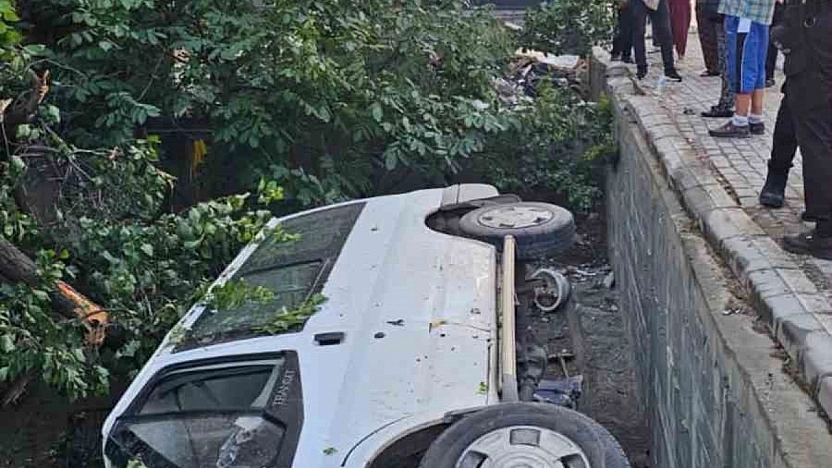 Elazığ'da Minibüs Bahçeye Savruldu