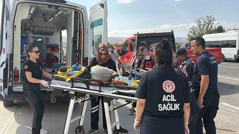 Elazığ'da Minibüs Ve Hafif Ticari Araç Çarpıştı: 7 Kişi Yaralandı