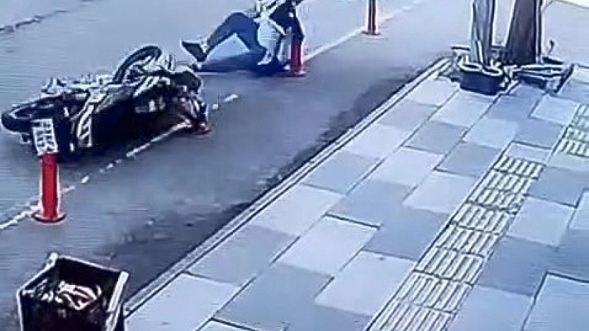 Elazığ'da Motosiklet Kazası Güvenlik Kamerasına Yansıdı