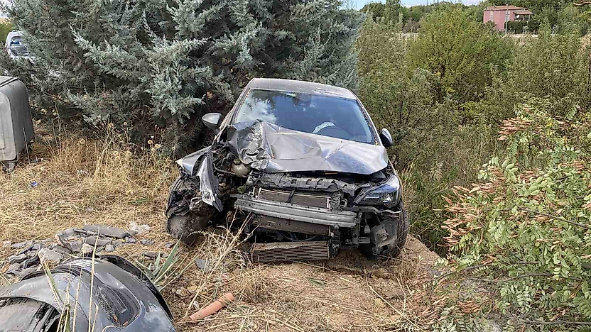 Elazığ'da Feci Kaza: Otomobil Ağaca Çarptı, 4 Yaralı