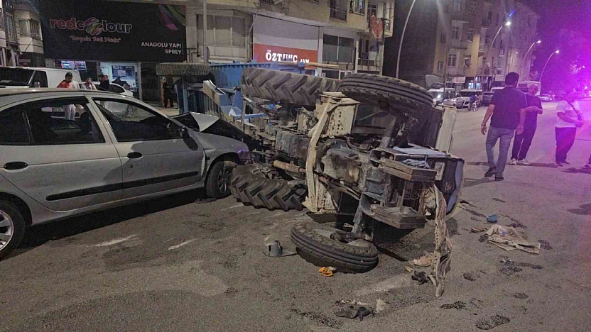 Elazığ'da Feci Kaza: Otomobil ile Traktör Çarpıştı, 5 Yaralı
