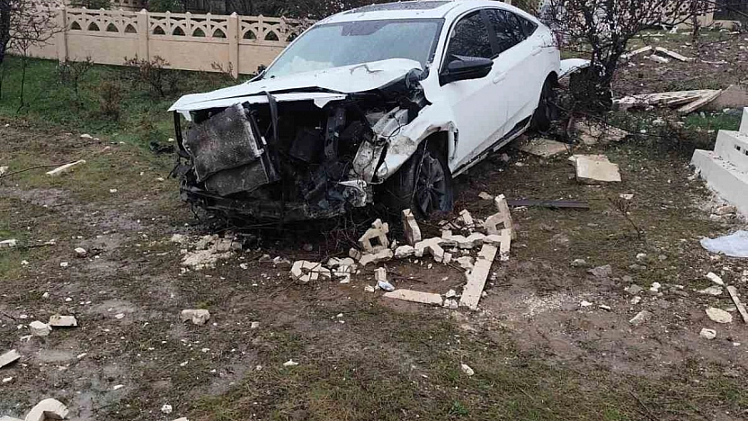 Elazığ'da Otomobilin Mezarlığa Girdiği Kazada 2 Kişi Yaralandı