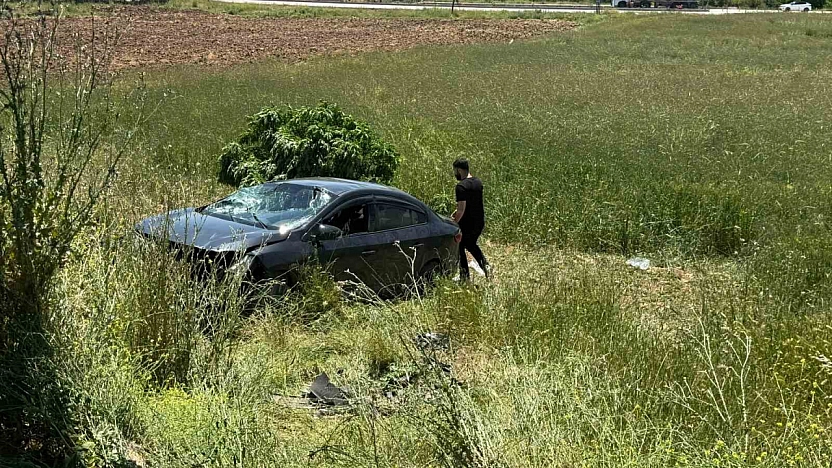 Elazığ'da Otomobil Tarlaya Uçtu: 3 Yaralı