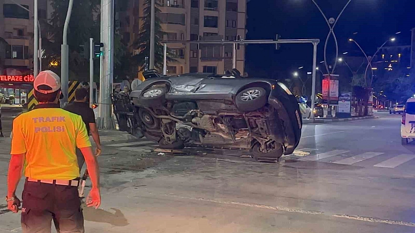 Elazığ'da Korkutan Kaza: Araç Yan Yattı, 11 Kişi Yaralandı
