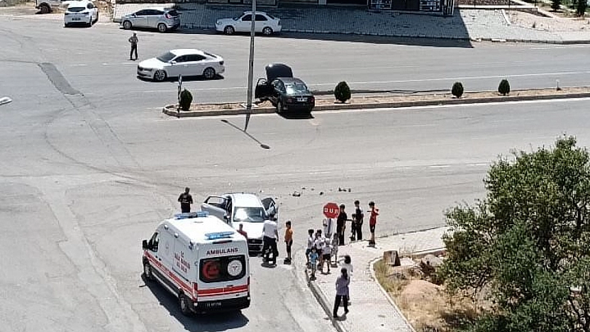 Elazığ'da İki Otomobil Çarpıştı: 1 Kişi Yaralandı