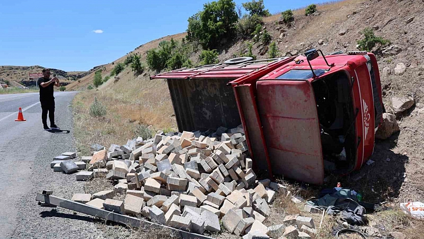 Elazığ'da Parke Taşı Yüklü Kamyonet Kaza Yaptı: 2 Yaralı