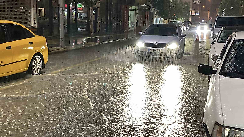 Elazığ'da Sağanak Yağış Devam Ediyor