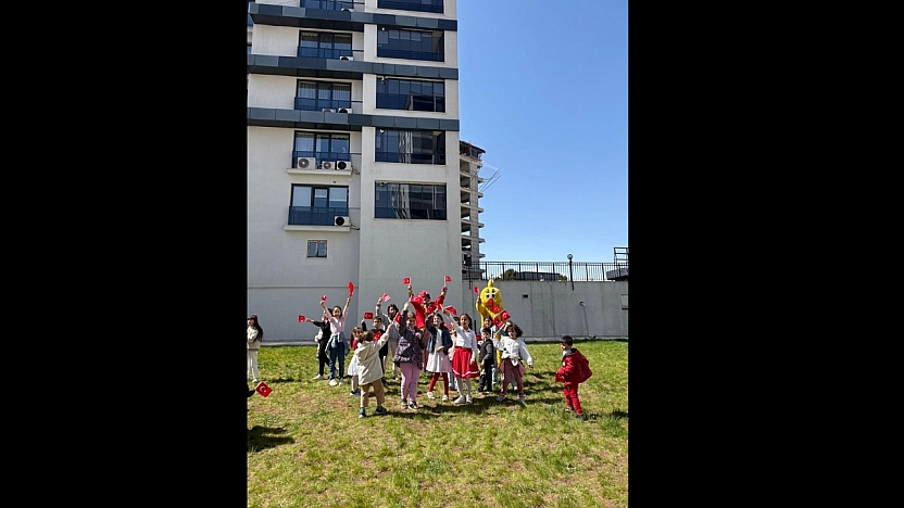 Elazığ'da Site Sakinlerinden Anlamlı 23 Nisan Etkinliği