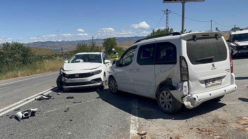 Elazığ'da Meydana Gelen Kazada 2 Kişi Yaralandı