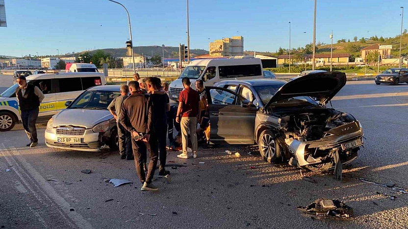 Elazığ'da Meydana Gelen Kazada 4 Kişi Yaralandı