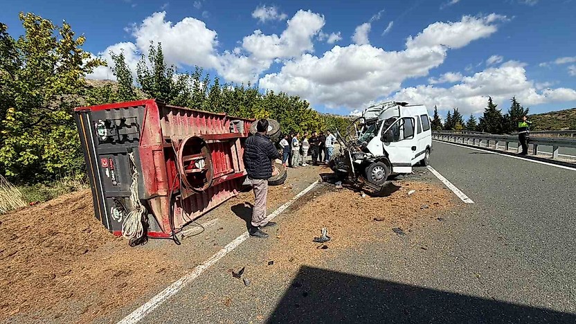 Elazığ'da Traktör ile Minibüs Çarpıştı: 1 Yaralı