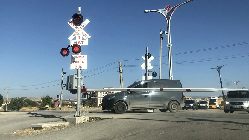 Elazığ'da Tren Yolunda Tehlikeli Anlar Kamerada