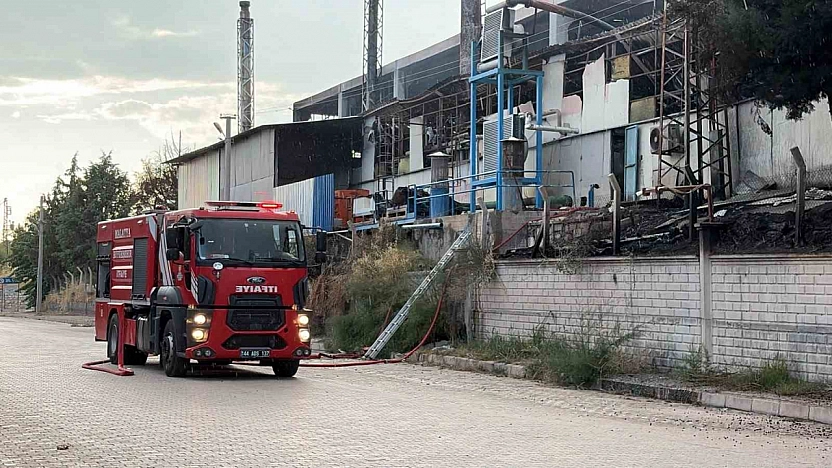 Elazığ'da Yalıtım Fabrikasında Çıkan Yangın 3,5 Saatlik Çalışmayla Söndürüldü