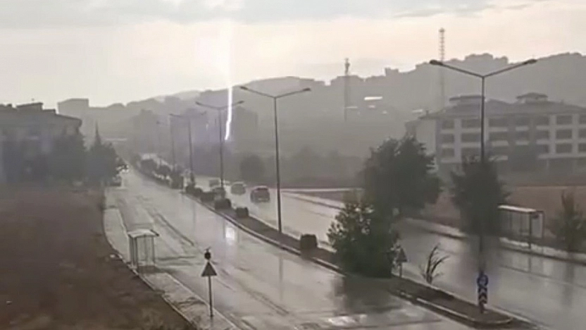 Elazığ'da Yıldırım Böyle Düştü: O Anlar Kamerada