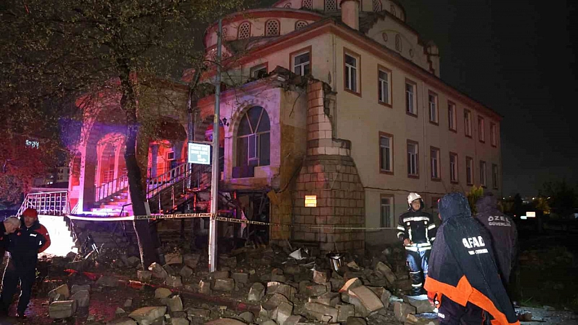 Elazığ'da Yıldırım Minareyi Yıktı