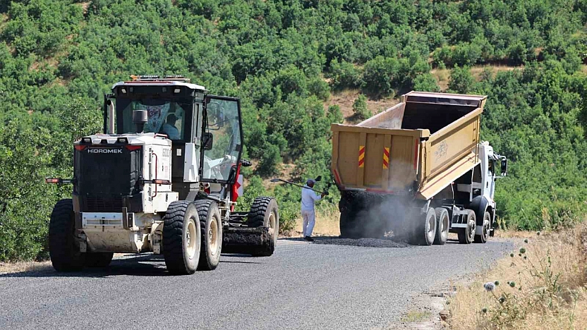 Elazığ'ın Köy Yollarında İyileştirme Çalışmaları Sürüyor