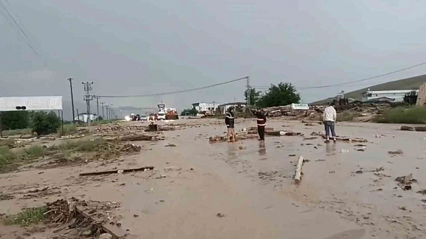 Sel Elazığ-Tunceli Yolunu Ulaşıma Kapattı