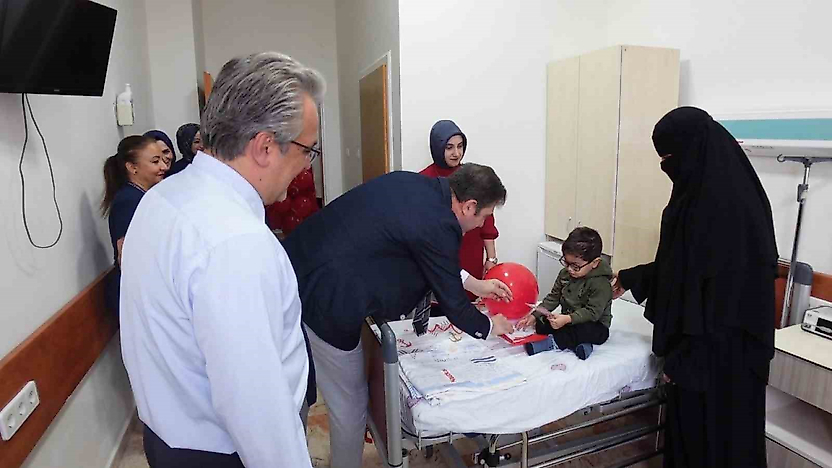 Fırat Üniversitesi Hastanesi'nde Minik Hastalara 29 Ekim Sürprizi