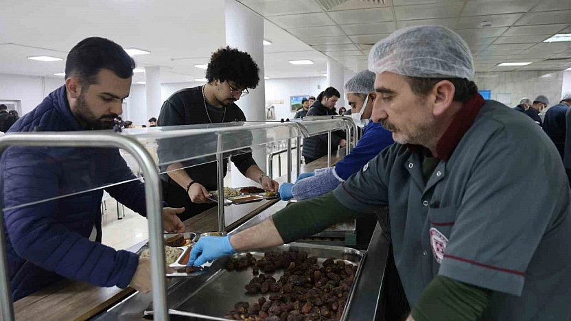 Fırat Üniversitesi'nde Öğrencilere Anne Eli Değmiş İftar