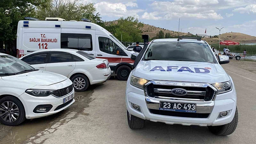 Hazar Gölü'nde Gezi Teknesi Battı: 7 Kişi Kurtarıldı