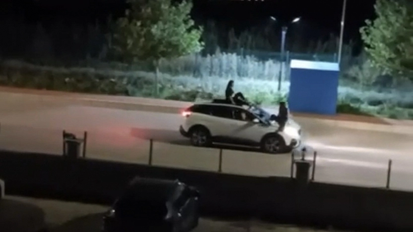 Tehlikeli Yolculuk Kamerada: İki Kadın Otomobilin Üzerinde Seyahat Etti