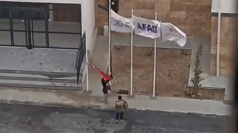 İki Küçük Yürekten Türk Bayrağına Büyük Vefa