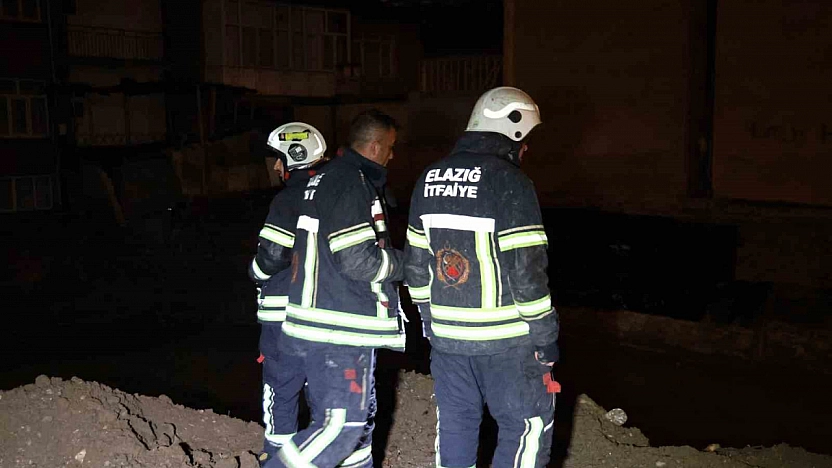 İnşaat Temeline Dolan Yağmur Suyu Ekiplerce Tahliye Edildi