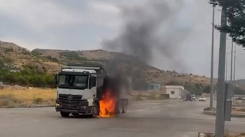 Kamyon Alev Aldı, Beton Mikseri Yangına Müdahale Etti