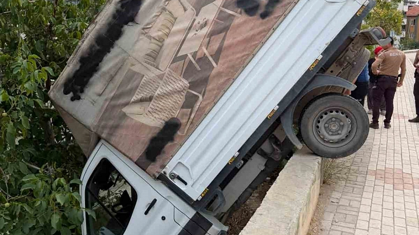 Korkutan Kaza: Kamyonet Bahçeye Uçtu, 1 Yaralı