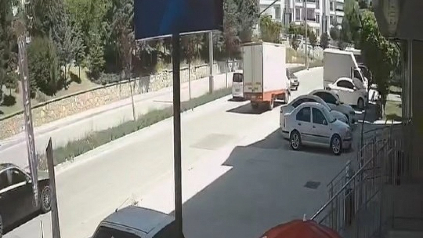 Karşı Şeride Geçen Araç Kazaya Neden Oldu