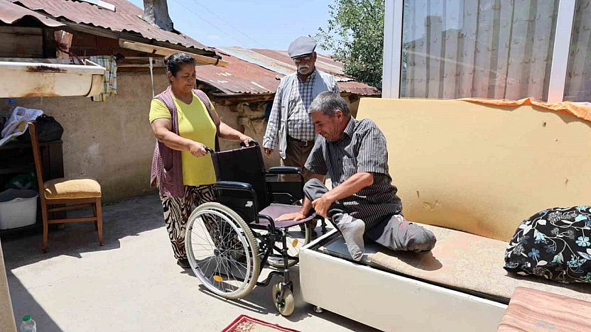 7 Yıldır Engelli Kayınbiraderine Şefkatle Bakıyor
