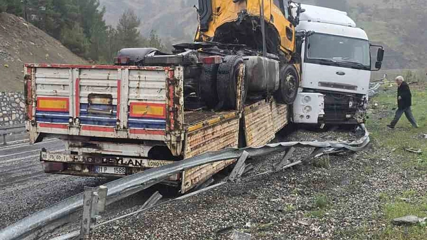 Kaza Yapan Tırı Taşıyan Tır Da Kaza Yaptı