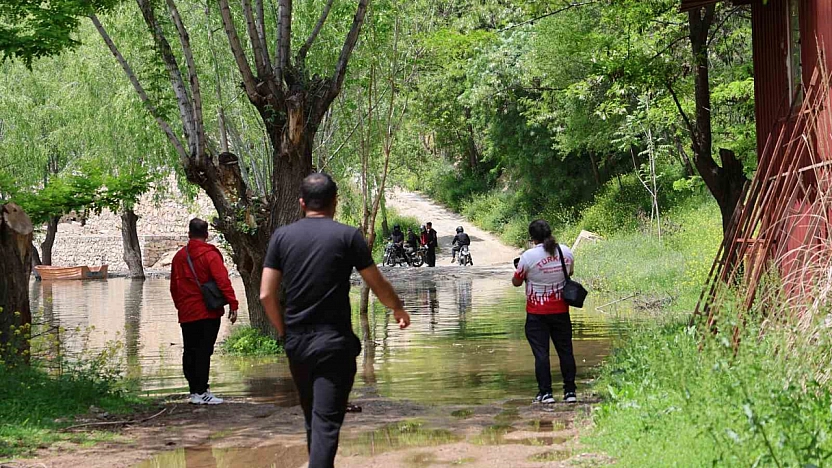 Keban Barajı'nda Kapaklar Açıldı: İşyeri Bahçelerini Su Bastı