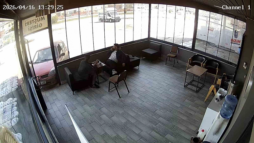 Etrafında Döndüğü Aracıya Çarpan Sürücü İş Yerine Girdi