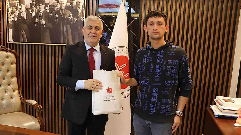 KPSS'ye Giderken Bıraktığı Notla Gündem Olan Simitçiye Anlamlı Kabul