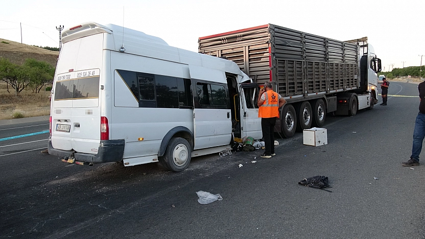 Malatya'da Tarım İşçilerini Taşıyan Minibüs Tıra Çarptı: 19 Yaralı