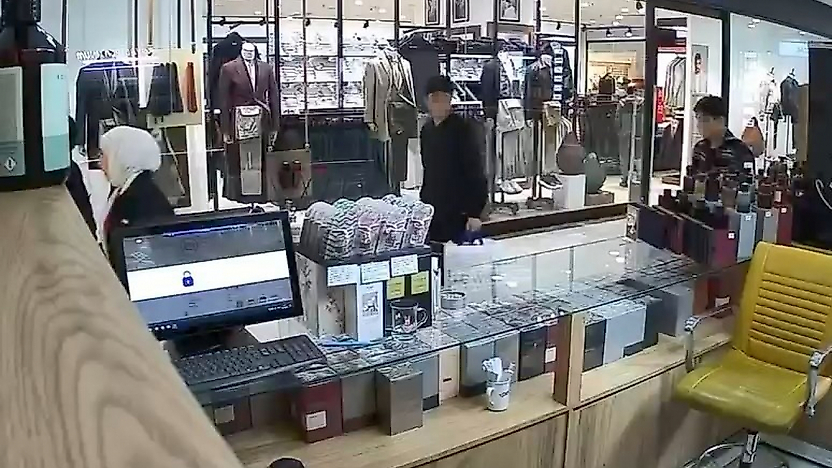 Önce Kokladı, Beğenince Parfümü Cebine Attı