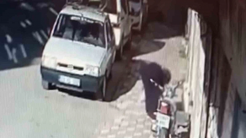 Yere Düşen Parayı Alıp Uzaklaştı, Kameraya Yakalandı
