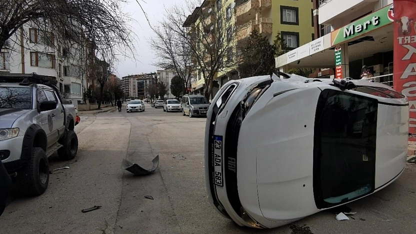 Park Halindeki Araca Çarpan Araç Yan Yattı
