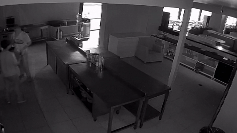 Hırsızlık İçin Girdikleri Kafede Sucuklu Yumurta Yapıp Yediler