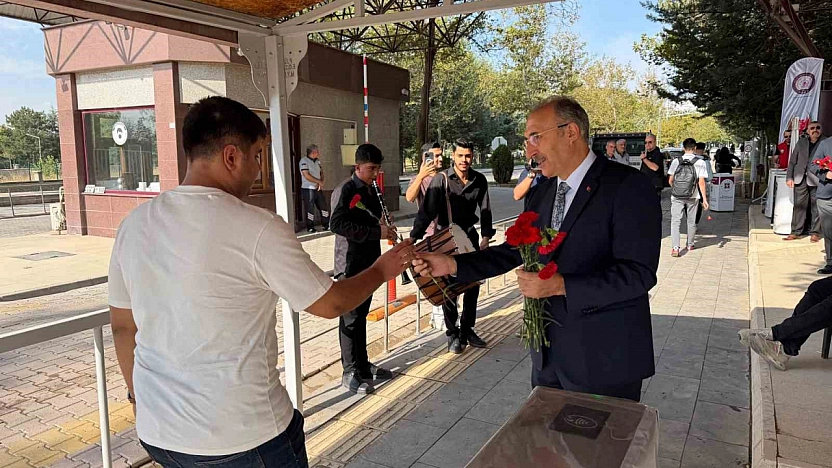 Rektör Göktaş'tan Öğrencilere Çiçekli Karşılama